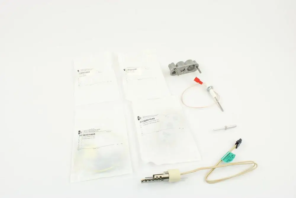 Zündungsset mit verschiedenen Komponenten in Verpackungen, einschließlich elektrischer Teile. Markierung erkennt die Marke Bosch.